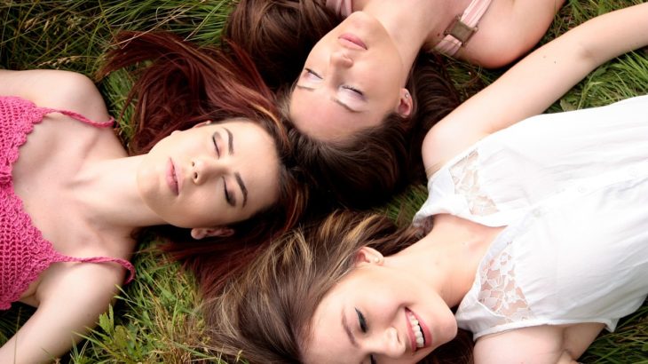 女友達と草原で寝転ぶ
