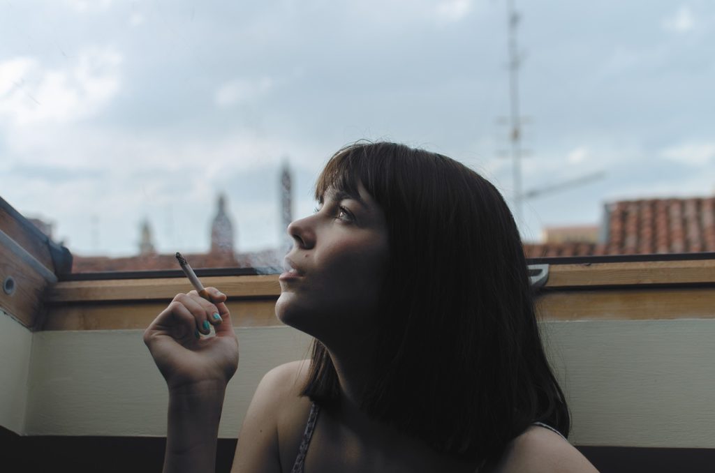タバコを吸う女性