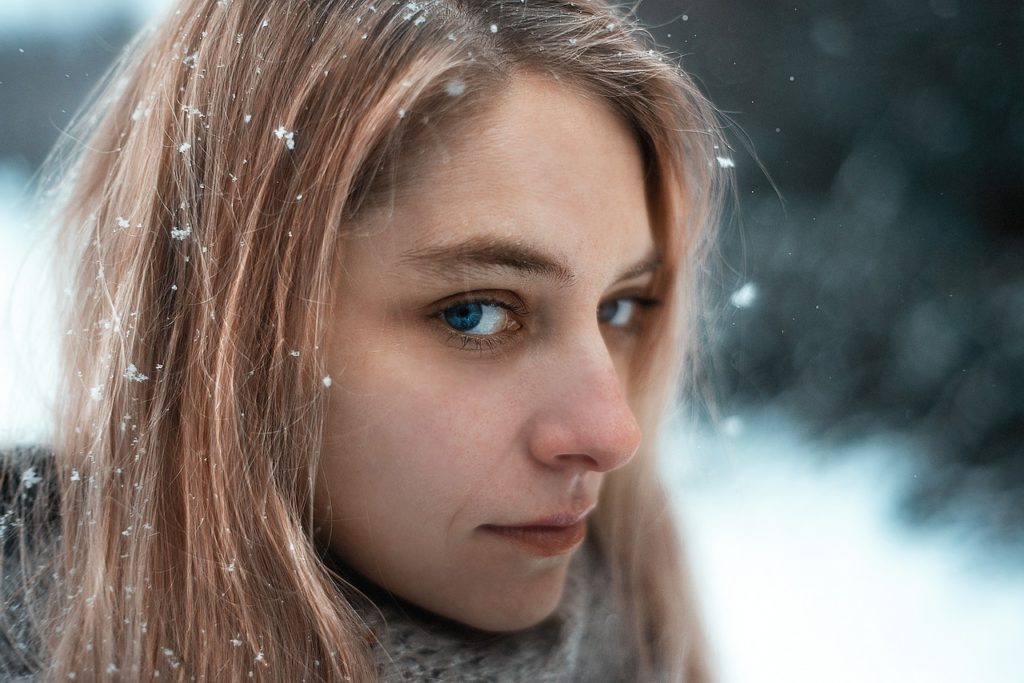 雪の中の女性