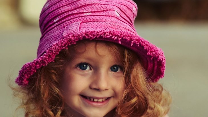ピンクの帽子をかぶった少女