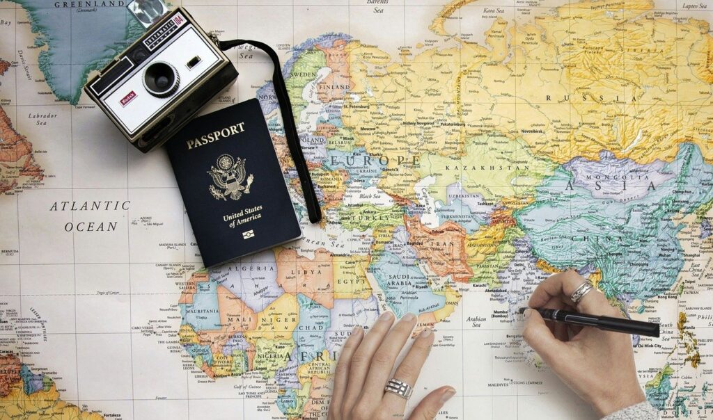 地図とパスポート　旅行の計画を立てる女性
