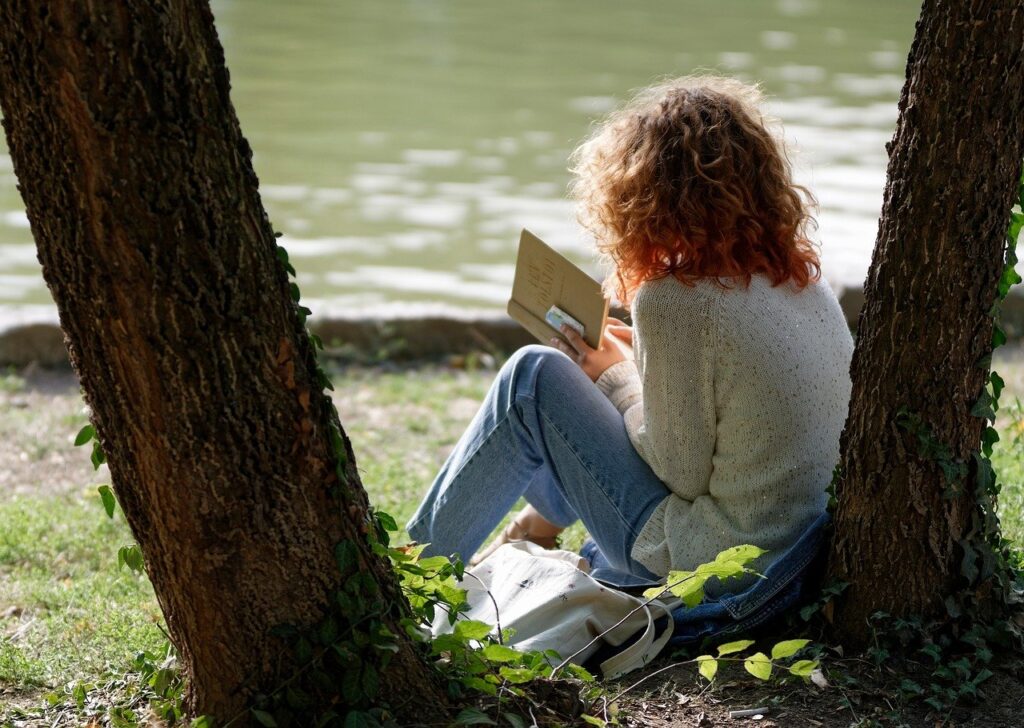 木陰で本を読む女性