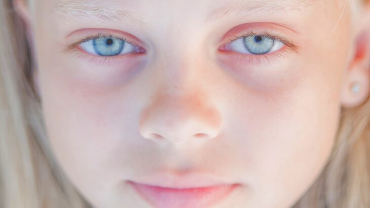 青い目の少女