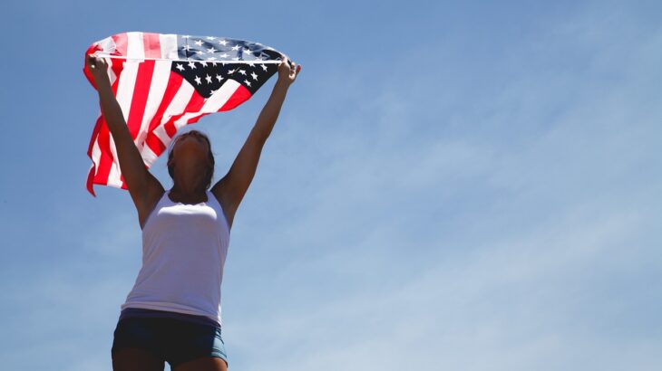 アメリカ国旗と女性